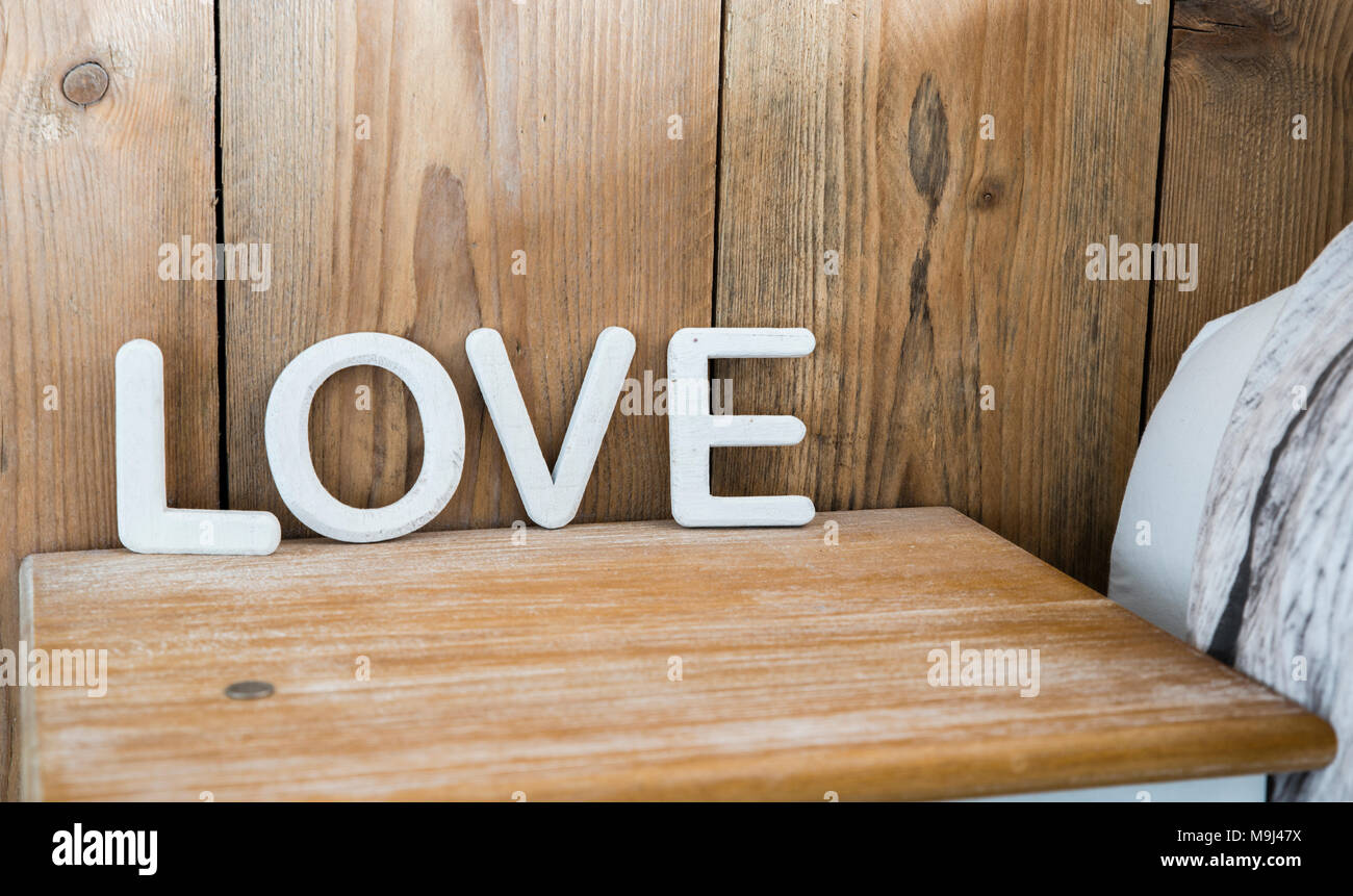 Des lettres d'amour en bois sur table de chevet Banque D'Images