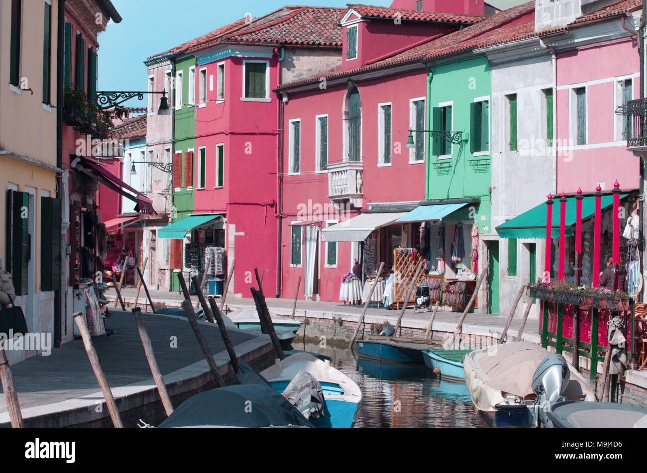 Maisons colorées donnant sur un petit canal dans la magnifique île de Burano, Italie Banque D'Images