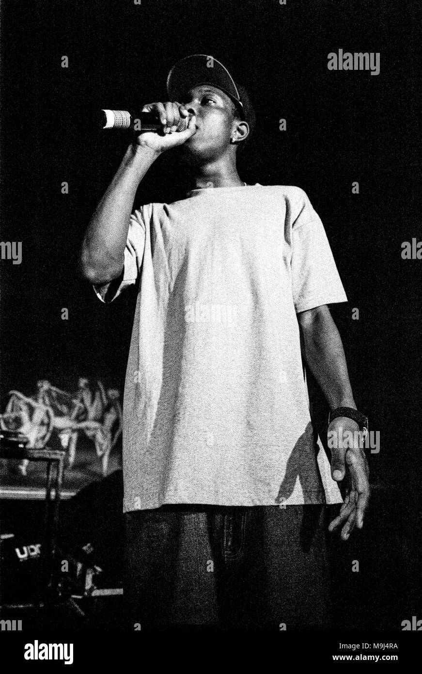 Dizzee Rascal en effectuant à toutes les parties de demain le 4 avril 2004, The River Haven Hotel, Camber Sands, West Sussex, Angleterre, Royaume-Uni. Banque D'Images