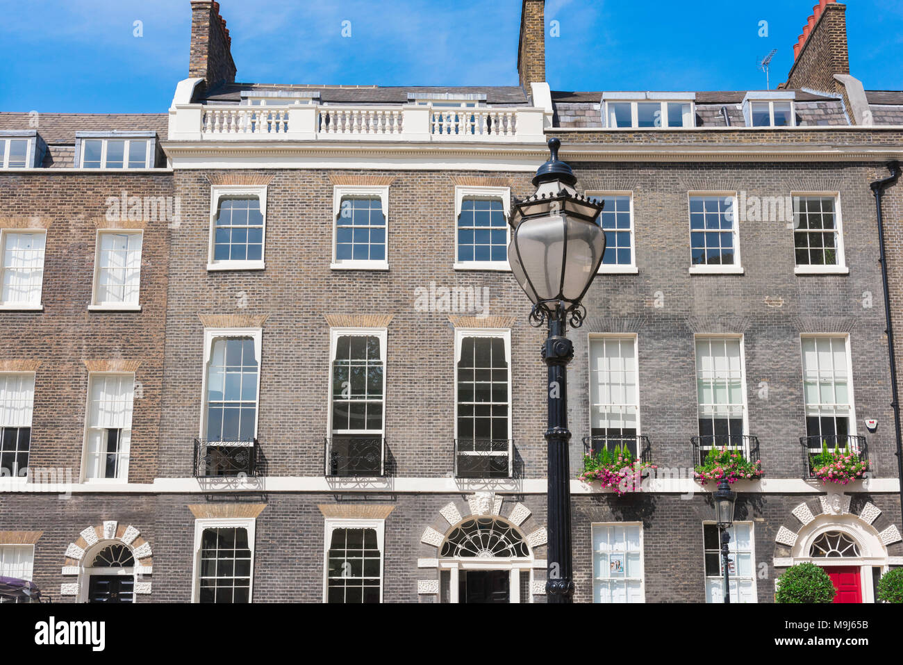 Bloomsbury Londres, détail d'une rangée de maisons mitoyennes de style géorgien qui enferment Bedford Square dans le quartier de Bloomsbury à Londres, Royaume-Uni. Banque D'Images