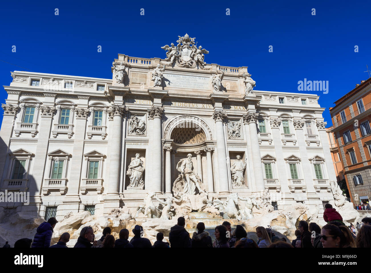 Des foules de touristes à la Fontaine de Trevi (Fontana di Trevi) à Rome, Latium, Italie. Banque D'Images