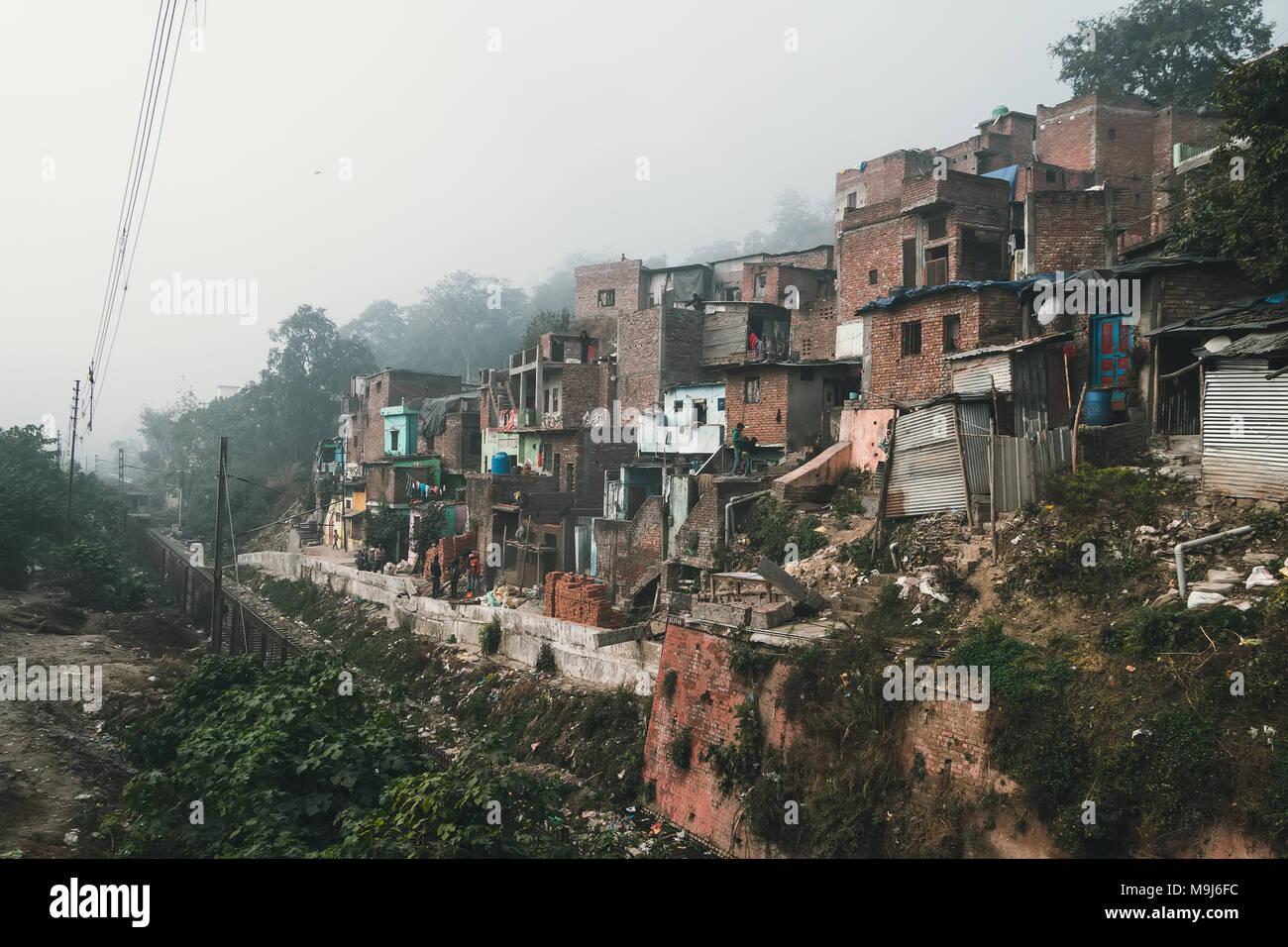 Vieilles maisons dans les bidonvilles sales quart à Haridwar, Inde. La pauvreté et la faim comme un problème social de notre temps Banque D'Images