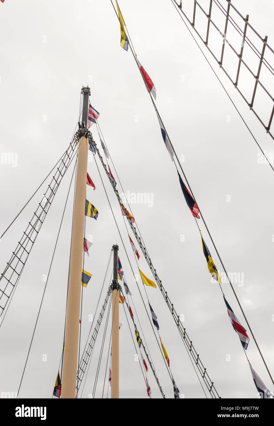 Drapeaux nautiques et le gréement volant au-dessus le SS Great Britain Bristol port flottant sur le. Banque D'Images