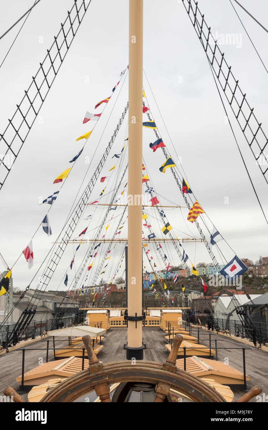 Drapeaux nautiques et le gréement volant au-dessus le SS Great Britain Bristol port flottant sur le. Banque D'Images