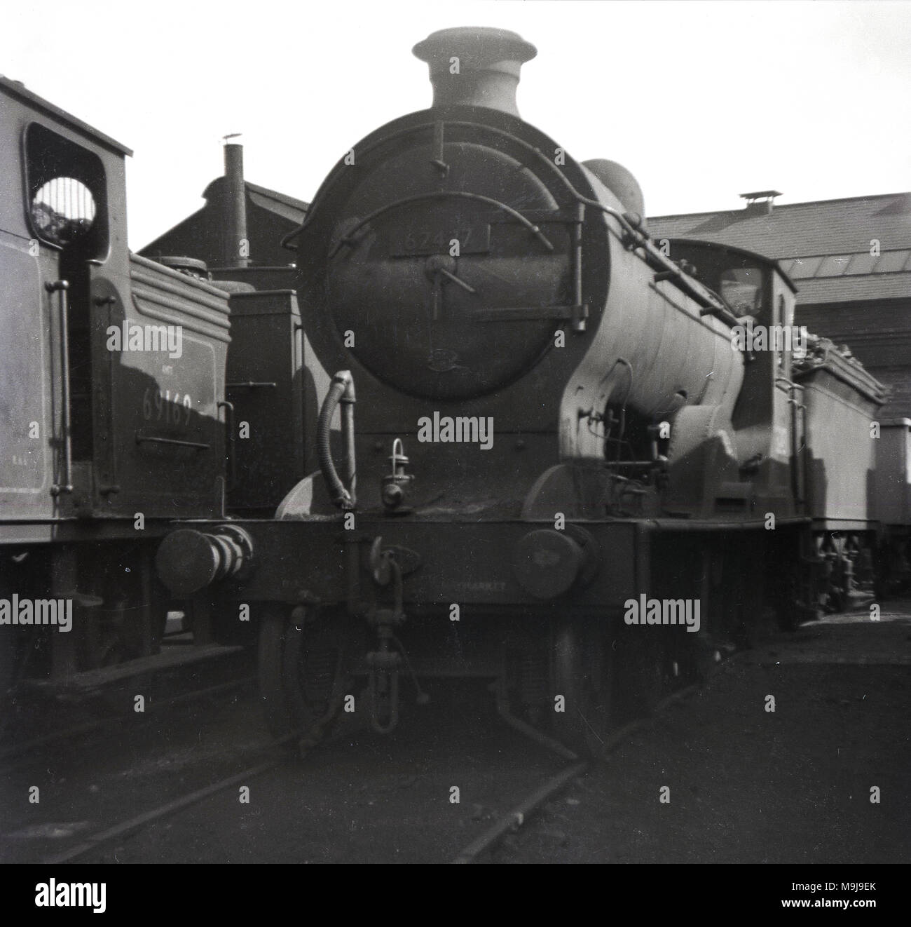 Années 1950, historiques, close-up de l'avant d'une locomotive à vapeur assis sur une piste à l'extérieur d'un engin de hangar ou depot, England, UK. Banque D'Images