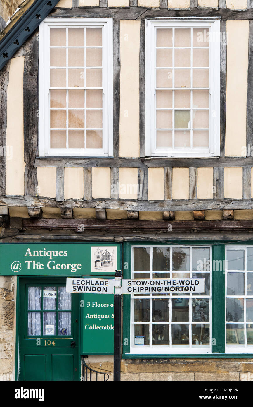 Stow on the Wold, Chipping Norton, Lechlade et Swindon road sign en face de l'immeuble du Centre d'antiquités de George en Burford, Arles, France Banque D'Images