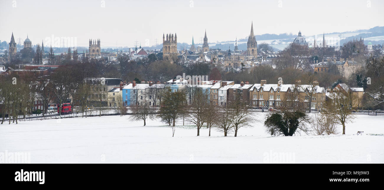 Oxford Ville de South Park dans la neige tôt le matin. Oxford, Oxfordshire, Angleterre. Vue panoramique Banque D'Images