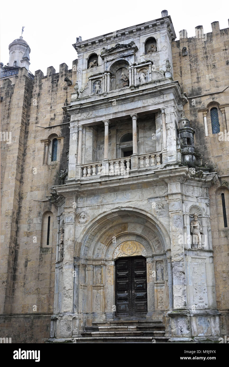 La vieille cathédrale de Coimbra ( Sé Velha de Coimbra ) église catholique romane. Construction de la Sé Velha a commencé après la bataille d'Ourique (1139) 12e siècle Portugal portugais Banque D'Images