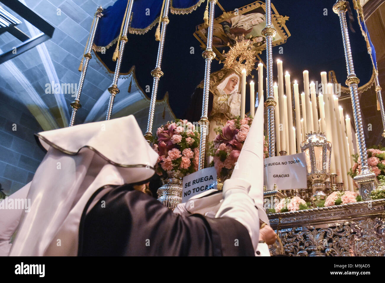 25 mars 2018 - Barcelone, Espagne - un membre de la fraternité voir priant devant la statue de la Vierge Marie pendant la procession événement..la semaine sainte est l'un des plus important et célèbre la fête religieuse de l'Espagne. Chaque année, des milliers de chrétiens croyants célèbre la Semaine Sainte de Pâques avec la crucifixion et la résurrection de Jésus Christ. (Crédit Image : © Ramon Costa/SOPA des images à l'aide de Zuma sur le fil) Banque D'Images