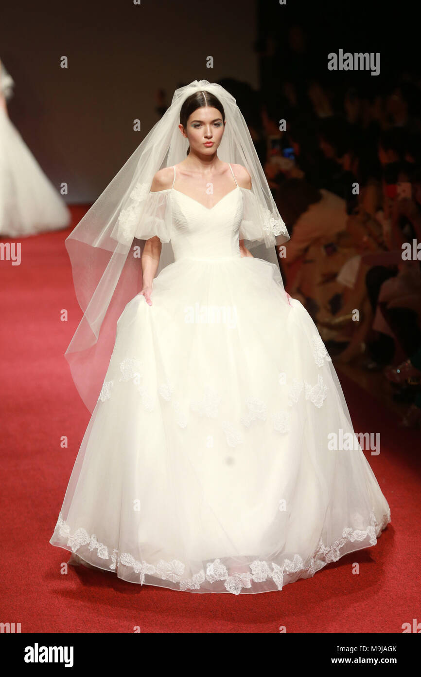 Beijing, Chine. Mar 26, 2018. Un modèle sur le podium pendant la robe de  mariage Lanyu show à la Fashion Week de Chine à Beijing. Crédit : SIPA  Asie/ZUMA/Alamy Fil Live News