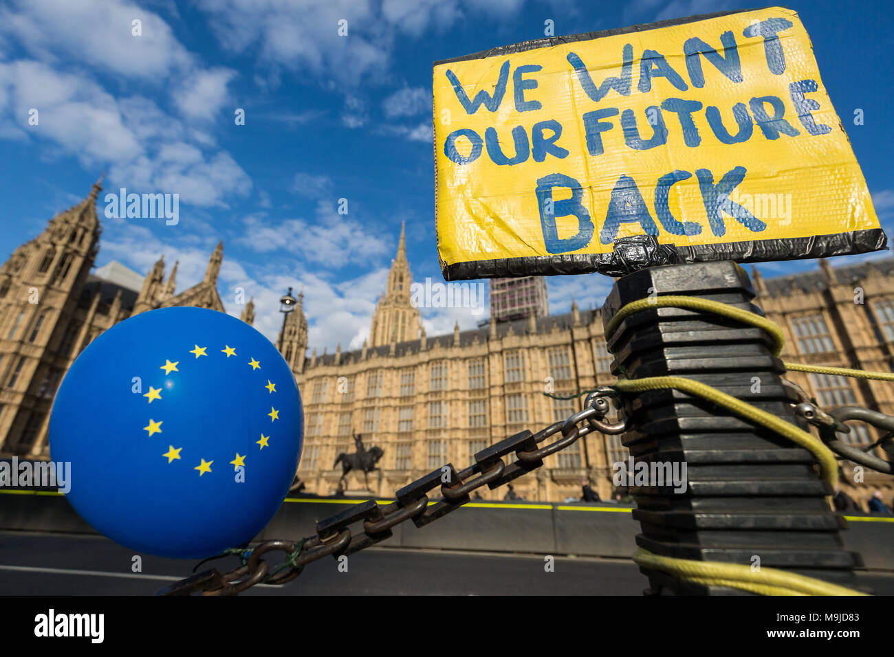 Londres, Royaume-Uni. 26 mars, 2018. Pro-rester et continuer leurs partisans de l'UE des vigiles hebdomadaires de campagne en face de la Chambre du Parlement brandissant de nombreux drapeaux britanniques et européens. Crédit : Guy Josse/Alamy Live News Banque D'Images