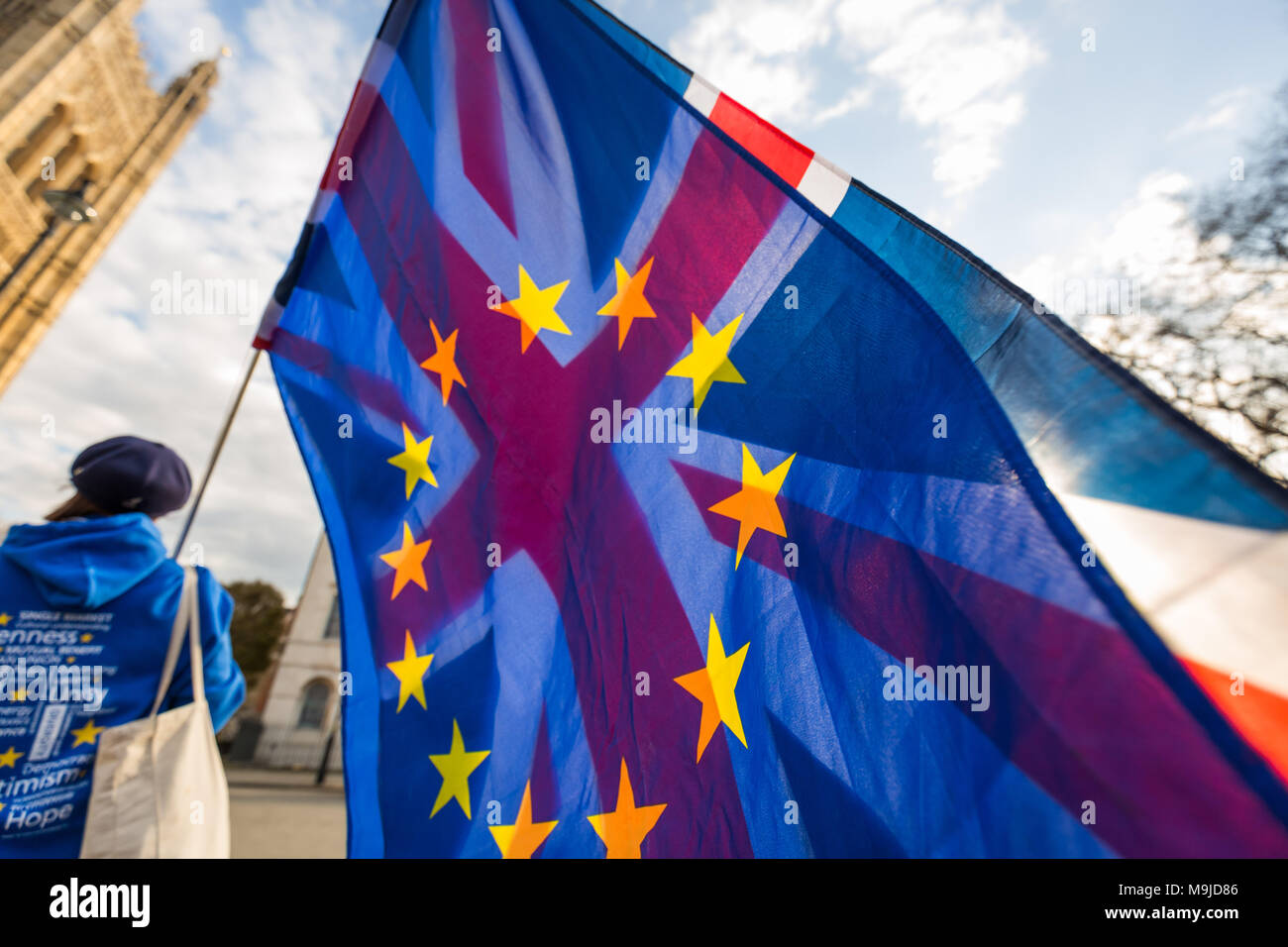 Londres, Royaume-Uni. 26 mars, 2018. Pro-rester et continuer leurs partisans de l'UE des vigiles hebdomadaires de campagne en face de la Chambre du Parlement brandissant de nombreux drapeaux britanniques et européens. Crédit : Guy Josse/Alamy Live News Banque D'Images