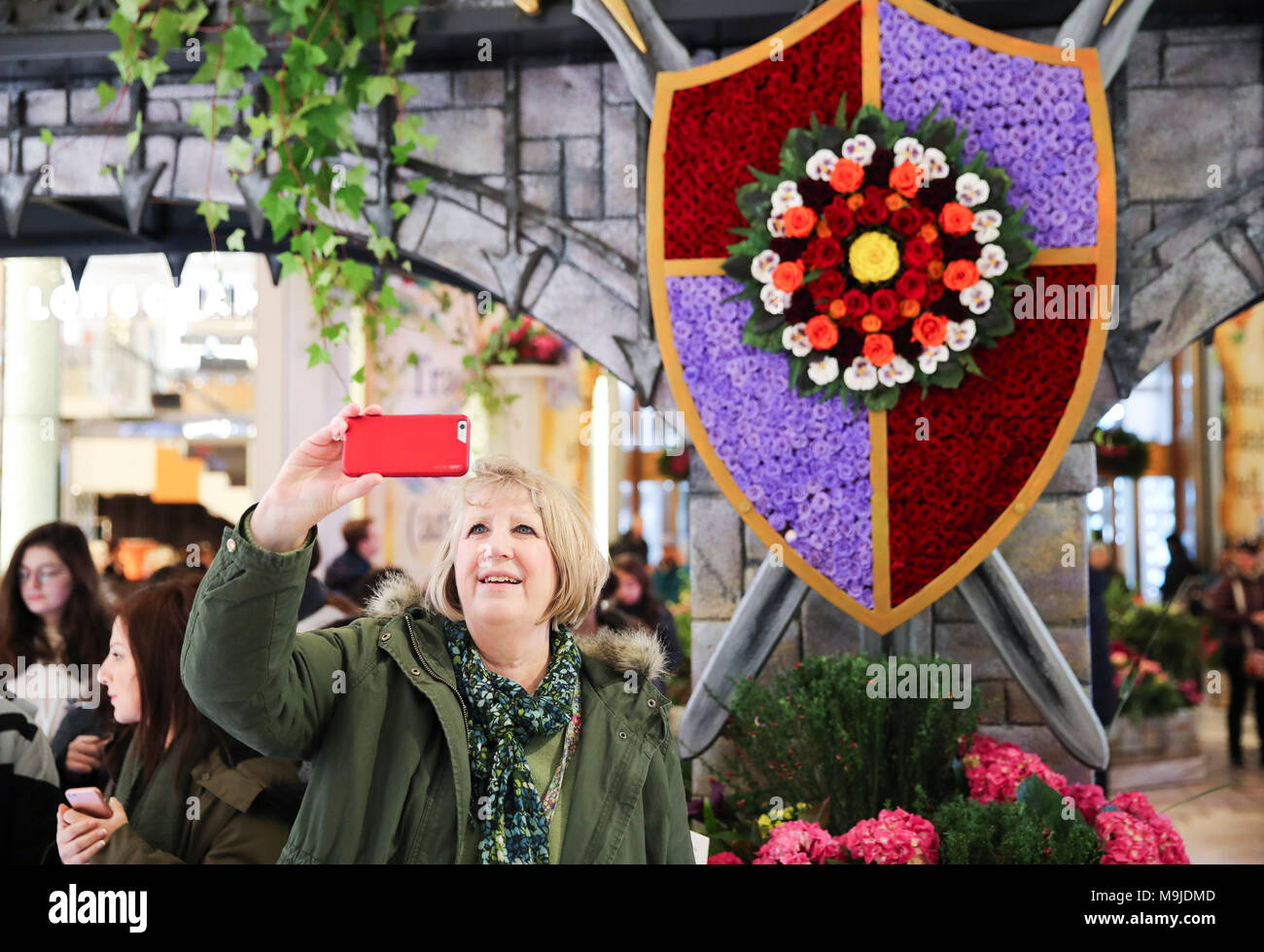 New York, USA. Mar 26, 2018. Un visiteur prend vos autoportraits chez Macy's Flower Show au Macy's Herald Square flagship store à New York, États-Unis, 26 mars 2018. La fleur annuelle se tiendra du 25 mars au 8 avril cette année. Avec le thème du "Printemps" une fois, il attire les visiteurs avec des fleurs et des installations inspirées par le monde de conte magique de beauté et de merveilles. Credit : Wang Ying/Xinhua/Alamy Live News Banque D'Images