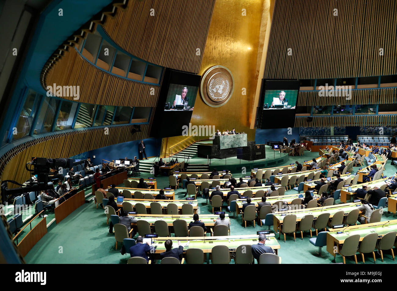 (180326) -- ORGANISATION DES NATIONS UNIES, le 26 mars 2018 (Xinhua) -- Photo prise le 26 mars 2018 montre une vue générale de l'Assemblée générale réunion commémorative de la Journée internationale de commémoration des victimes de l'esclavage et de la traite transatlantique des esclaves au siège des Nations Unies à New York. Secrétaire général de l'Organisation des Nations Unies, Antonio Guterres, a appelé lundi à l'Assemblée générale restent "pour toujours vigilants" dans la lutte contre le travail forcé. Il a fait ces remarques lors de l'Assemblée générale réunion commémorative de la Journée internationale de commémoration des victimes de l'esclavage et la traite transatlantique Trad Banque D'Images