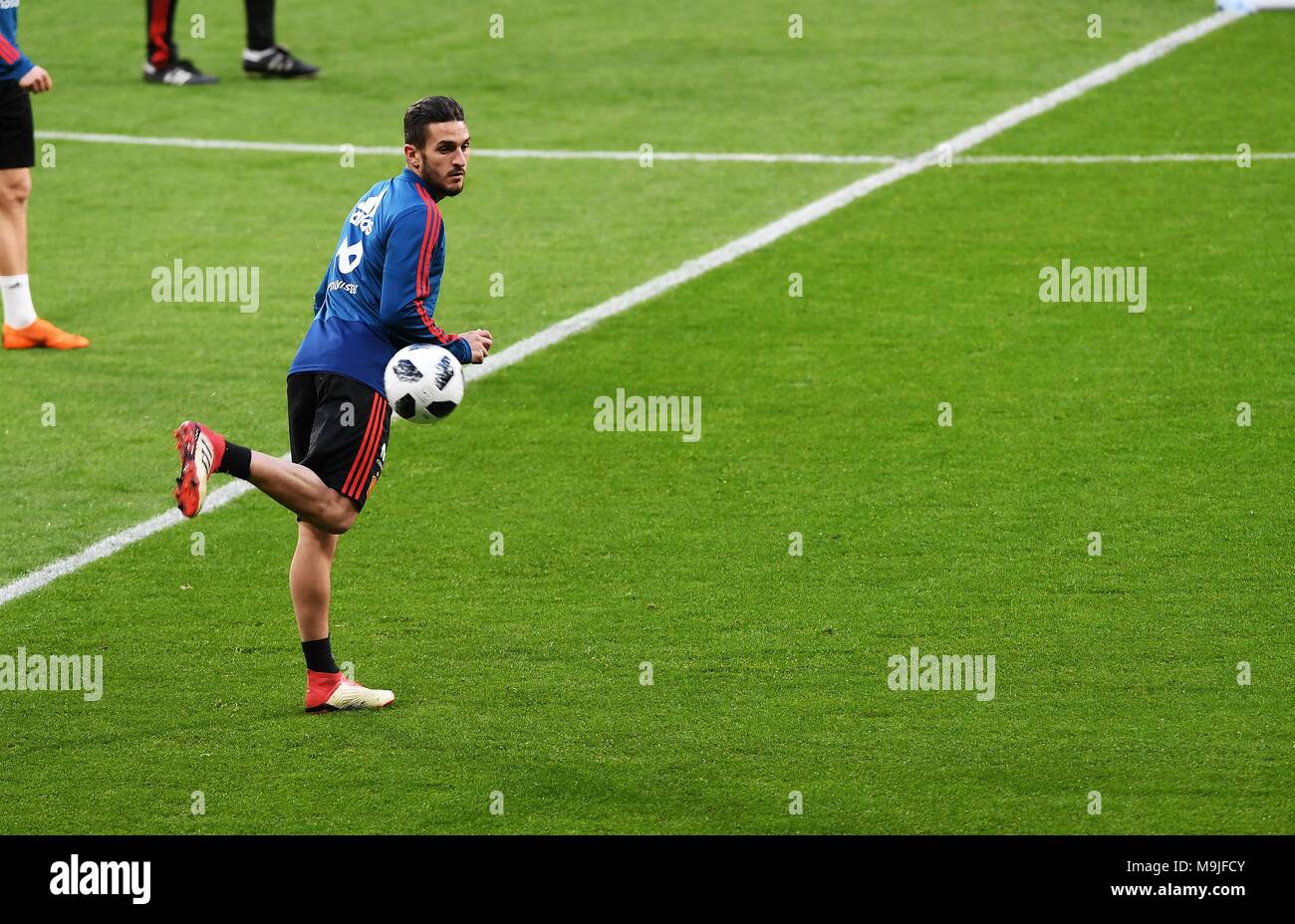 Madrid, Espagne. Mar 26, 2018. L'Espagne Isco Alarcon prend part à une session de formation pour le match contre l'Argentine à Wanda Stade Metropolitano de Madrid, Espagne, le 26 mars 2018. Un échauffement match pour la Coupe du Monde 2018 entre l'Espagne et l'Argentine aura lieu ici le 27 mars. Credit : Guo Qiuda/Xinhua/Alamy Live News Banque D'Images