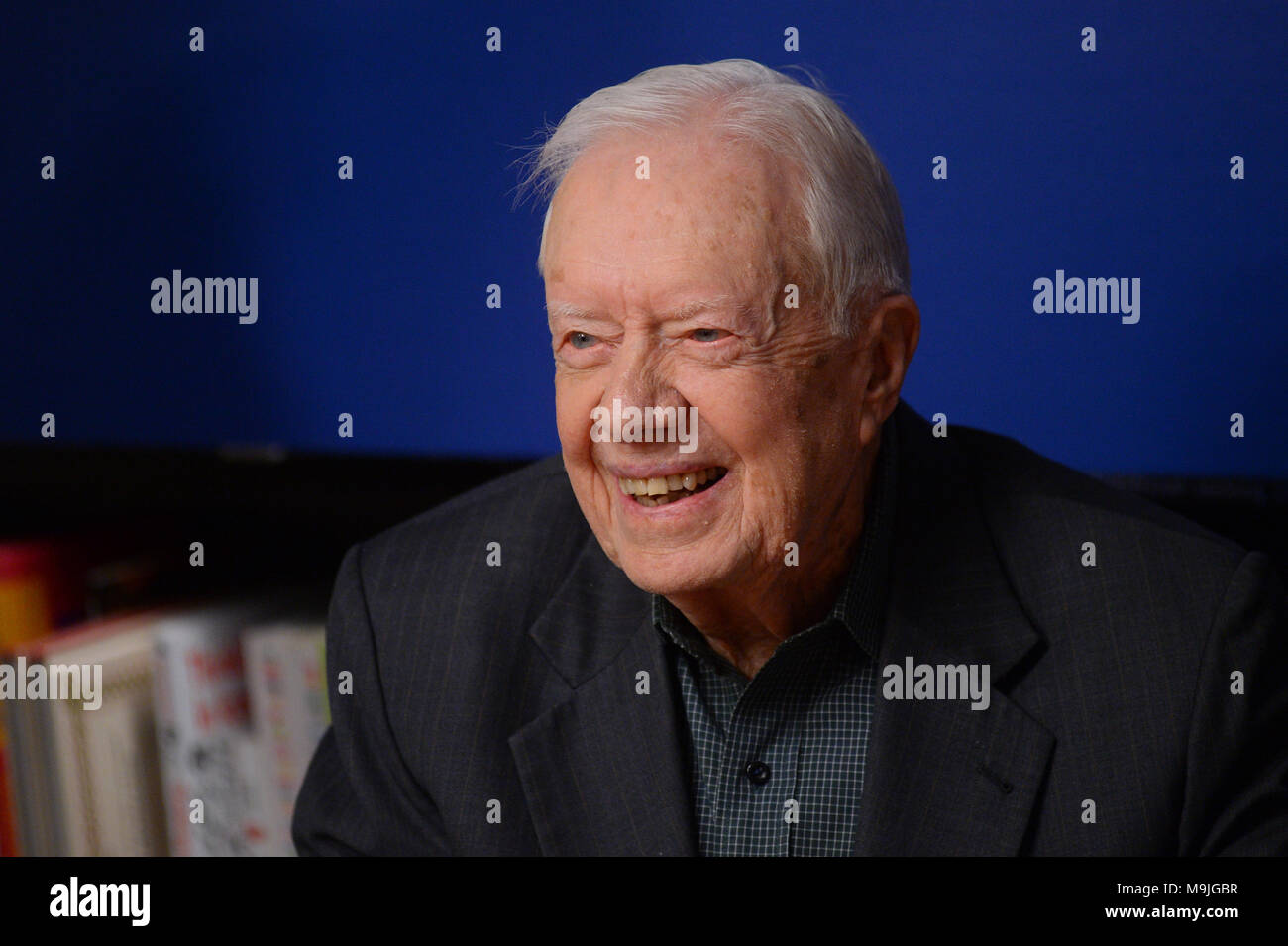 New York, USA. 26 mars, 2018. L'ancien président américain Jimmy Carter sourit lors d'un événement de signature de livre pour son nouveau livre 'La foi : un voyage pour tous" à la librairie Barnes & Noble à Midtown Manhattan, le 26 mars 2018 dans la ville de New York. Crédit : Erik Pendzich/Alamy Live News Banque D'Images