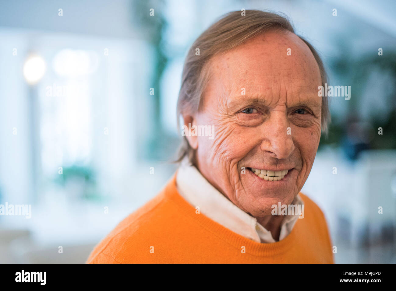 26 mars 2018, l'Allemagne, Munich : l'Acteur Claus Theo Gaertner assis dans un hall de l'hôtel. Détective privé Josef Matula, joué par Claus Theo Gaertner, tombe sur un grand secret dans une communauté villageoise au cours d'un crime de 90 minutes "spécial atula - Der Schatten des berges' (lit. Matula - l'ombre des montagnes). Il sera montré le Vendredi saint, le 30 mars 2018, 21.15 sur la chaîne ZDF. Photo : Lino Mirgeler/dpa Banque D'Images