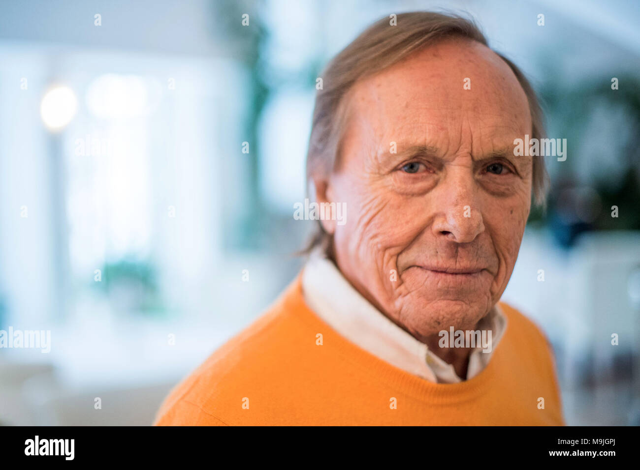 26 mars 2018, l'Allemagne, Munich : l'Acteur Claus Theo Gaertner assis dans un hall de l'hôtel. Détective privé Josef Matula, joué par Claus Theo Gaertner, tombe sur un grand secret dans une communauté villageoise au cours d'un crime de 90 minutes "spécial atula - Der Schatten des berges' (lit. Matula - l'ombre des montagnes). Il sera montré le Vendredi saint, le 30 mars 2018, 21.15 sur la chaîne ZDF. Photo : Lino Mirgeler/dpa Banque D'Images