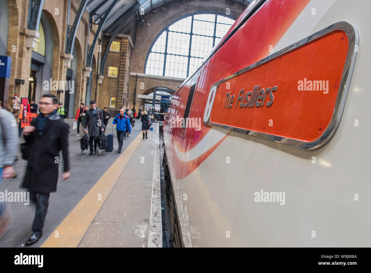 Kings Cross, Royaume-Uni. Mar 27, 2018. 'Le train des Fusiliers. Régiment royal de fusiliers à l'honneur avec la nomination d'un Virgin Trains locomotive classe 91 pour marquer ses cinquante ans. Des représentants de la première et cinquième Fusiliers a fourni une garde d'honneur avec le Colonel du régiment, le général Paul Nanson, CBE, qui a officiellement nommé le train avec David Horne, Virgin Trains, directeur général de la côte est de l'itinéraire. Crédit : Guy Bell/Alamy Live News Banque D'Images