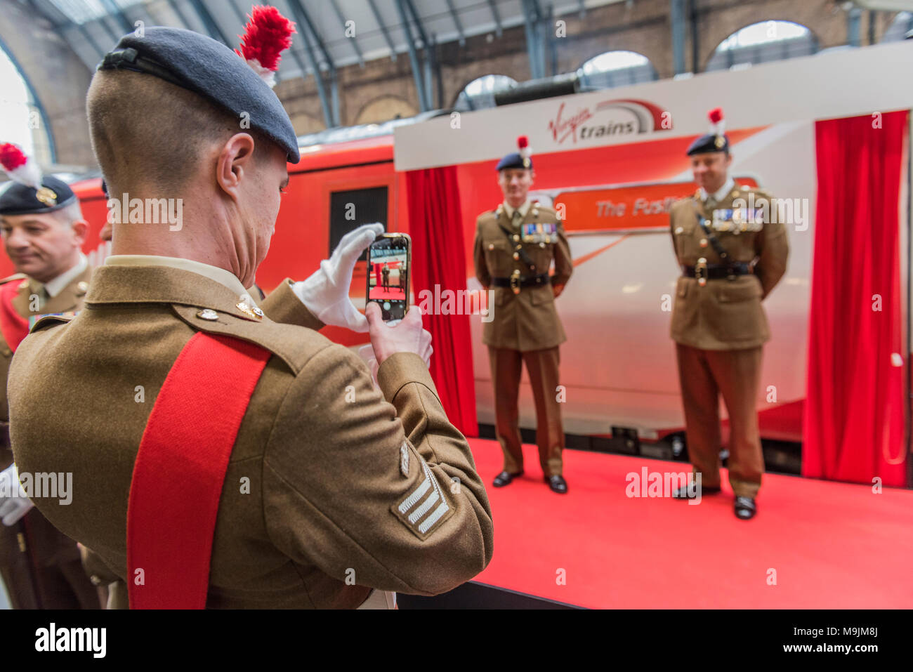 Kings Cross, Royaume-Uni. Mar 27, 2018. 'Le train des Fusiliers. Régiment royal de fusiliers à l'honneur avec la nomination d'un Virgin Trains locomotive classe 91 pour marquer ses cinquante ans. Des représentants de la première et cinquième Fusiliers a fourni une garde d'honneur avec le Colonel du régiment, le général Paul Nanson, CBE, qui a officiellement nommé le train avec David Horne, Virgin Trains, directeur général de la côte est de l'itinéraire. Crédit : Guy Bell/Alamy Live News Banque D'Images