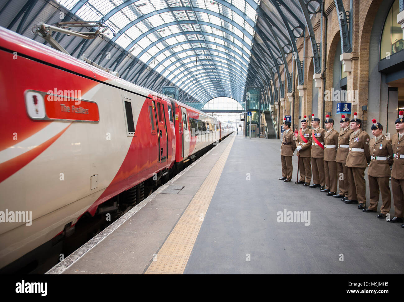 Kings Cross, London, UK. 27 mars 2018. Le Régiment royal de fusiliers à l'honneur avec la nomination d'un Virgin Trains locomotive classe 91 pour marquer son 50 e anniversaire. La cérémonie de dévoilement et de 'Le train des Fusiliers a eu lieu le mardi 27 mars 2018 au London Kings Cross. Des représentants de la 1ère et 5ème Fusiliers fournir une garde d'honneur avec le Colonel du régiment, le général Paul Nanson, CBE, qui a officiellement nommé le train avec David Horne, Virgin Trains, directeur général de la côte est de l'itinéraire. Credit : Malcolm Park/Alamy Live News Banque D'Images