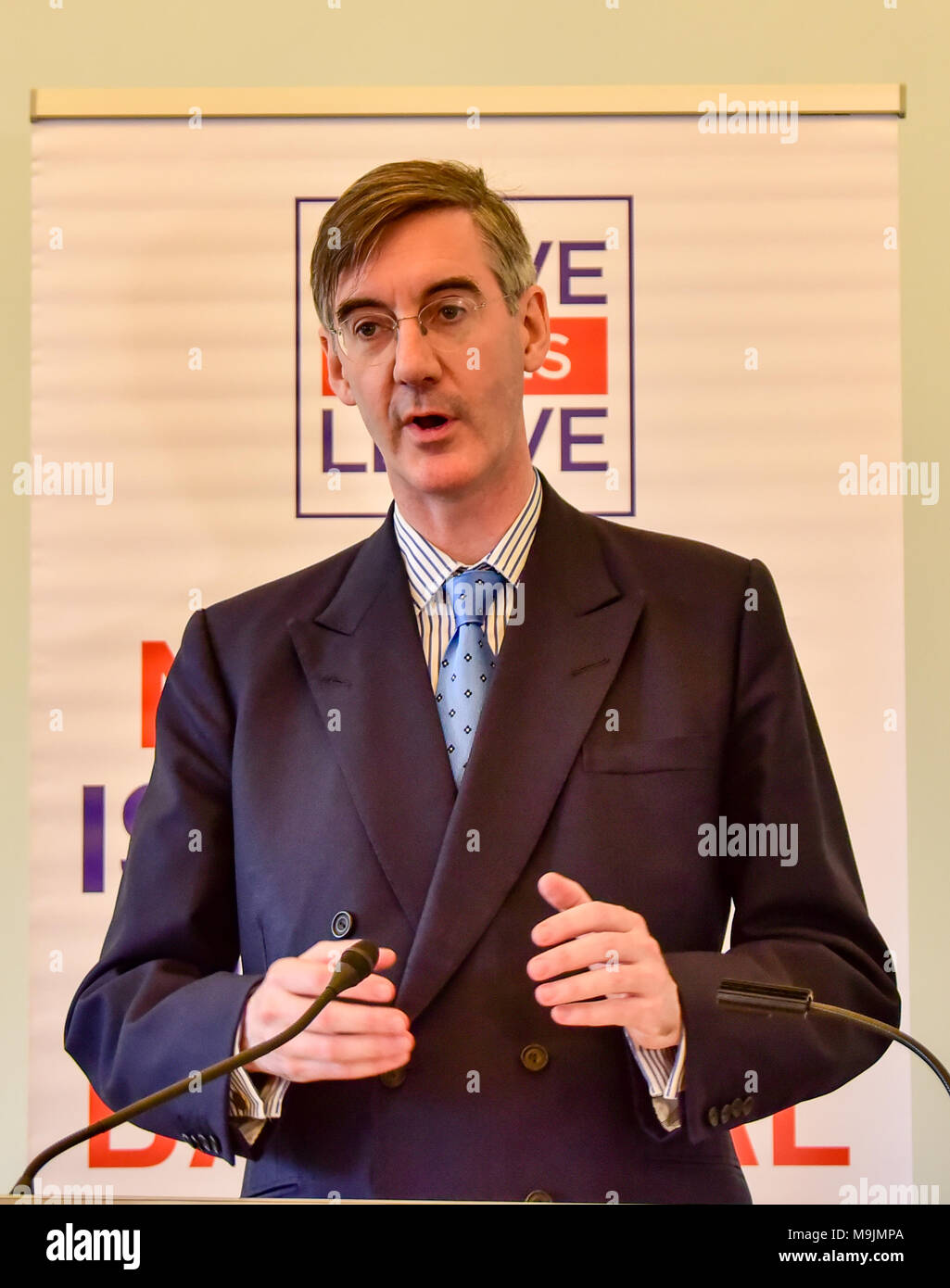 Londres, Royaume-Uni. 27 mars 2018. Jacob Rees-Mogg Brexit donne un discours lors d'un événement désigne le congé congé dans le centre de Londres. Le député conservateur Rees-Mogg claquée Bruxelles pour son "approche de l'intimidation" et a dit qu'ils ont entamé des négociations "dans l'esprit de qu'ils connaissent le mieux et nous devons faire comme on nous dit". Crédit : Peter Manning/Alamy Live News Banque D'Images