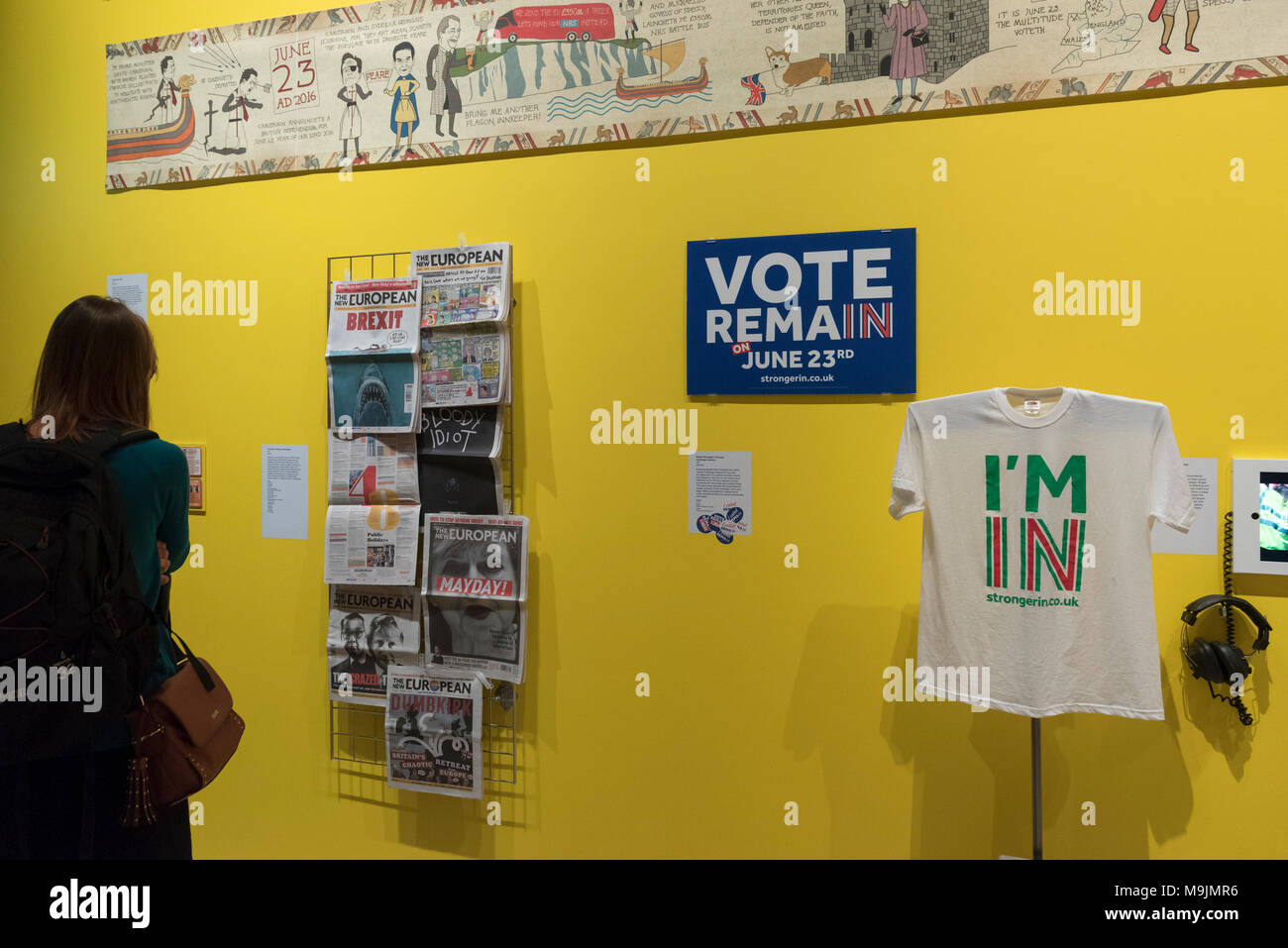 Londres, Royaume-Uni. 27 mars 2018. Un visiteur consulte matériau de la Grande-Bretagne en Europe plus forte 'Campagne' identité, 2015-2016. Aperçu de "l'espoir à Nope : graphiques et la politique 2008-18', une exposition sur la conception graphique d'une politique décennie turbulente qui englobe le krach financier de 2008, la présidence de Barack Obama, Brexit et Donald Trump. L'exposition a lieu au Design Museum, du 28 mars au 12 août 2018. Crédit : Stephen Chung / Alamy Live News Banque D'Images