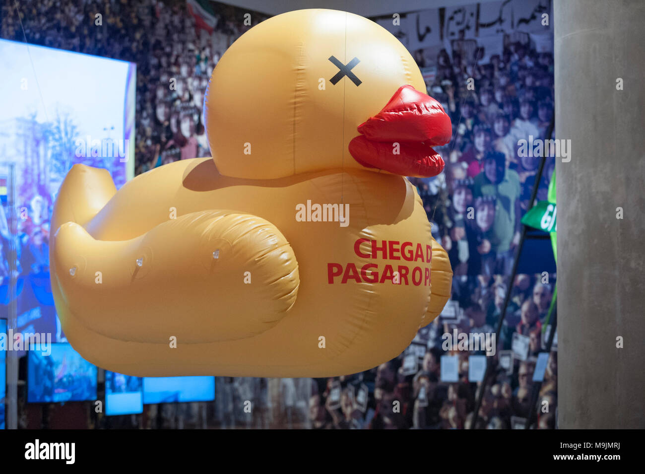 Londres, Royaume-Uni. 27 mars 2018. 'Chega de pagar o Pato ( je ne vais pas payer le canard)' du Brésil proteste 2015/16. Aperçu de "l'espoir à Nope : graphiques et la politique 2008-18', une exposition sur la conception graphique d'une politique décennie turbulente qui englobe le krach financier de 2008, la présidence de Barack Obama, Brexit et Donald Trump. L'exposition a lieu au Design Museum, du 28 mars au 12 août 2018. Crédit : Stephen Chung / Alamy Live News Banque D'Images