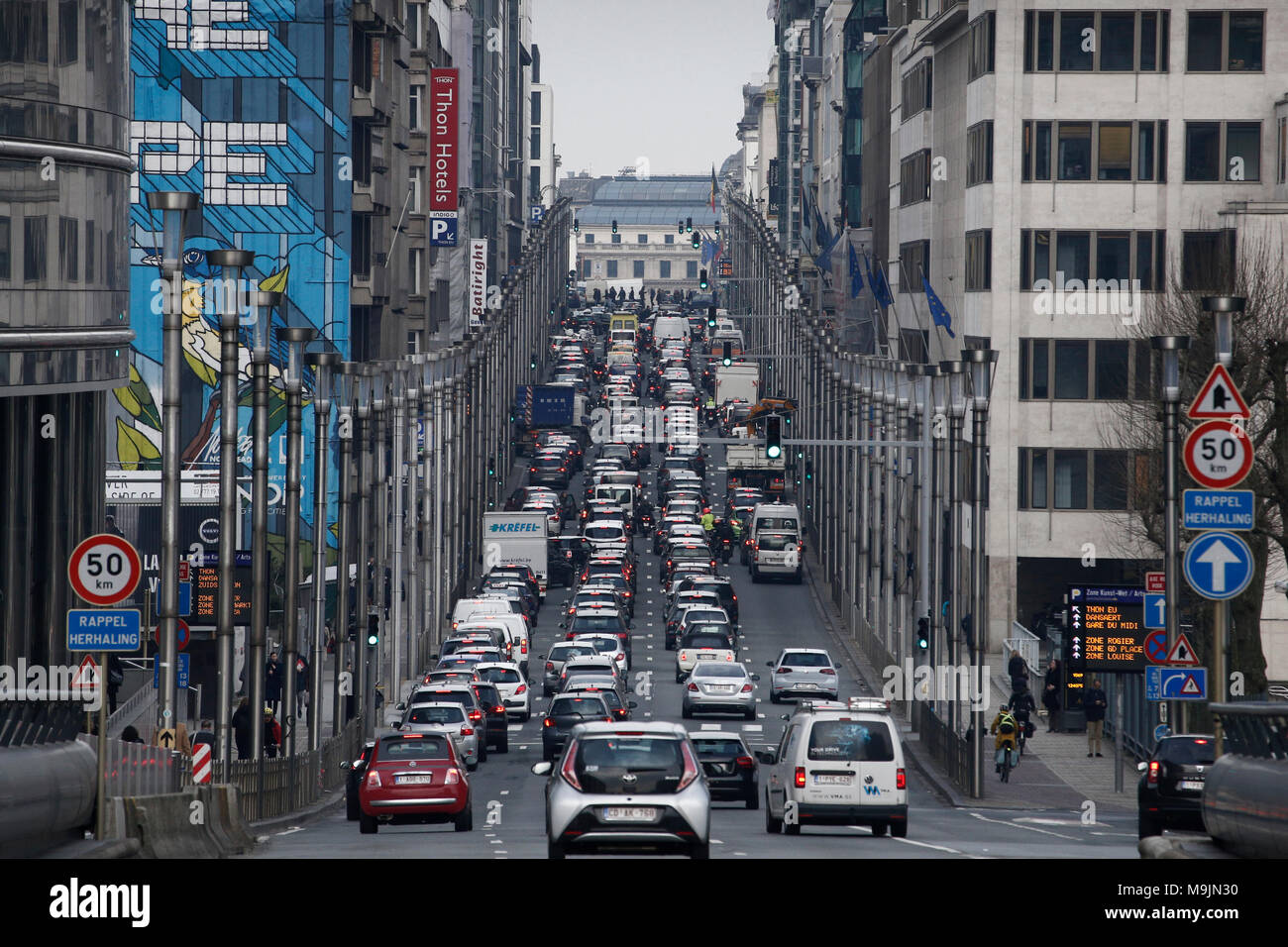 Les chauffeurs de taxi utilisent leurs véhicules pour bloquer les routes lors d'une manifestation contre la concurrence de la compagnie de transport rivaux Uber à Bruxelles, Belgique le 27 mars 2018. Alexandros Michailidis/Alamy Live News Banque D'Images