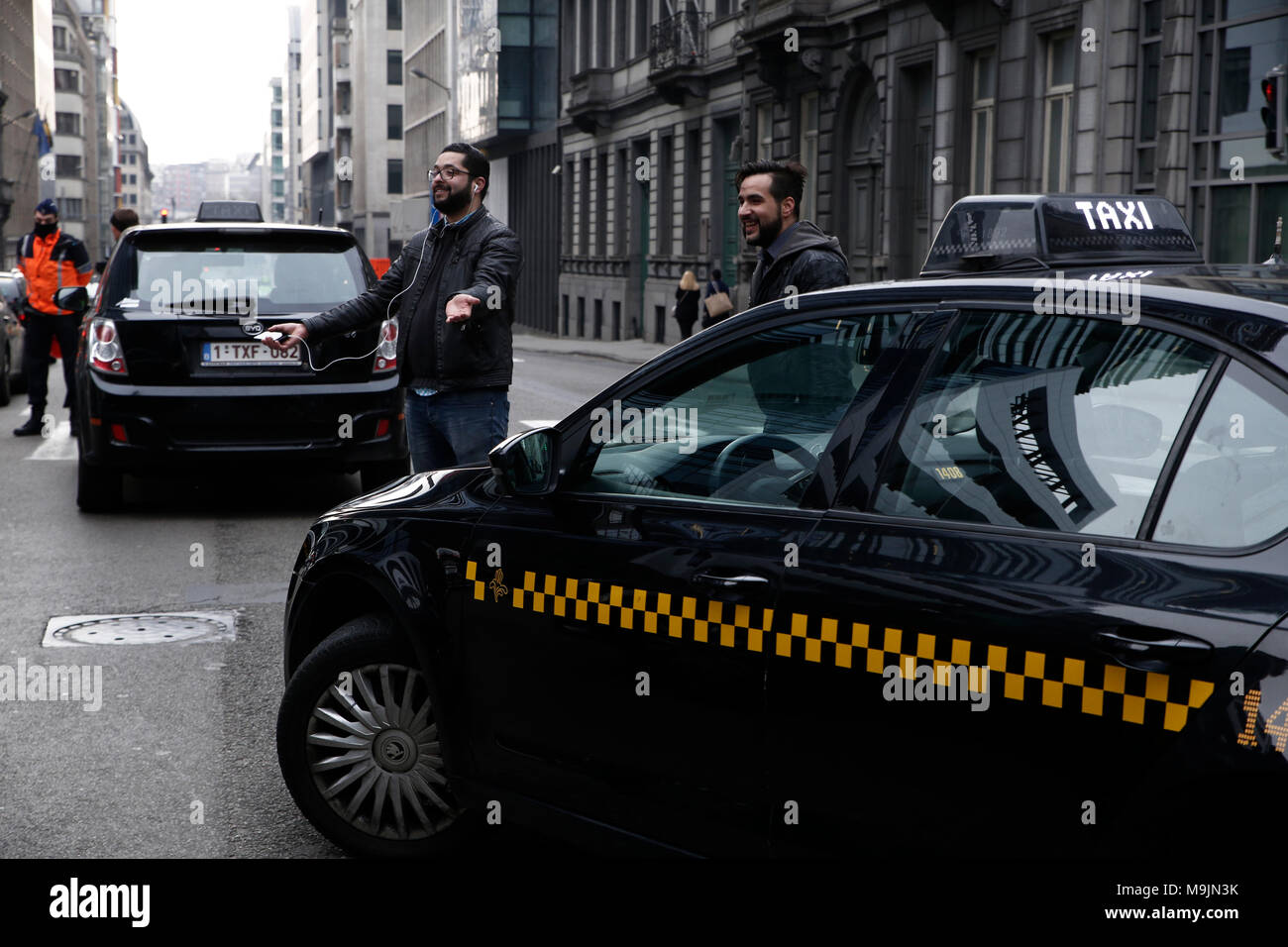 Les chauffeurs de taxi utilisent leurs véhicules pour bloquer les routes lors d'une manifestation contre la concurrence de la compagnie de transport rivaux Uber à Bruxelles, Belgique le 27 mars 2018. Alexandros Michailidis/Alamy Live News Banque D'Images