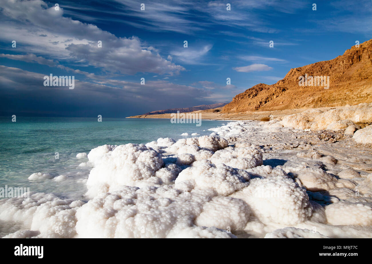 Vue sur le littoral de la Mer Morte sur une journée ensoleillée Banque D'Images