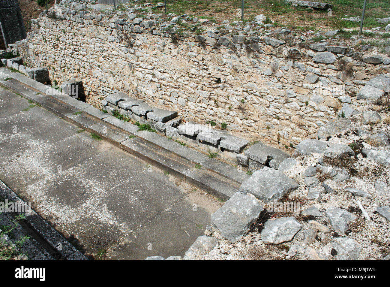 Ce sont les toilettes publiques dans les ruines de l'antiquité de Philippe, datant du 3e siècle. Philippes était la maison de Lydia le marchand d'actes. Banque D'Images
