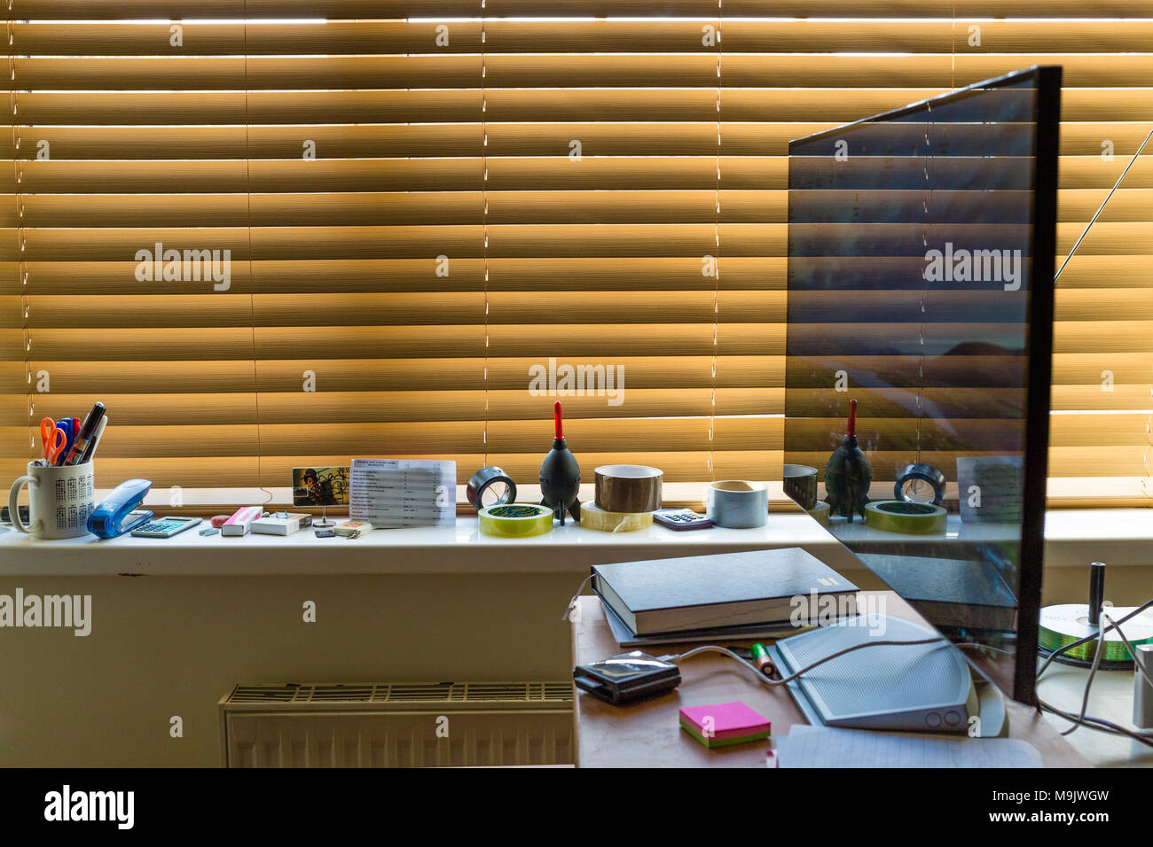 Rebord et ventian aveugles en home office, Irlande Banque D'Images