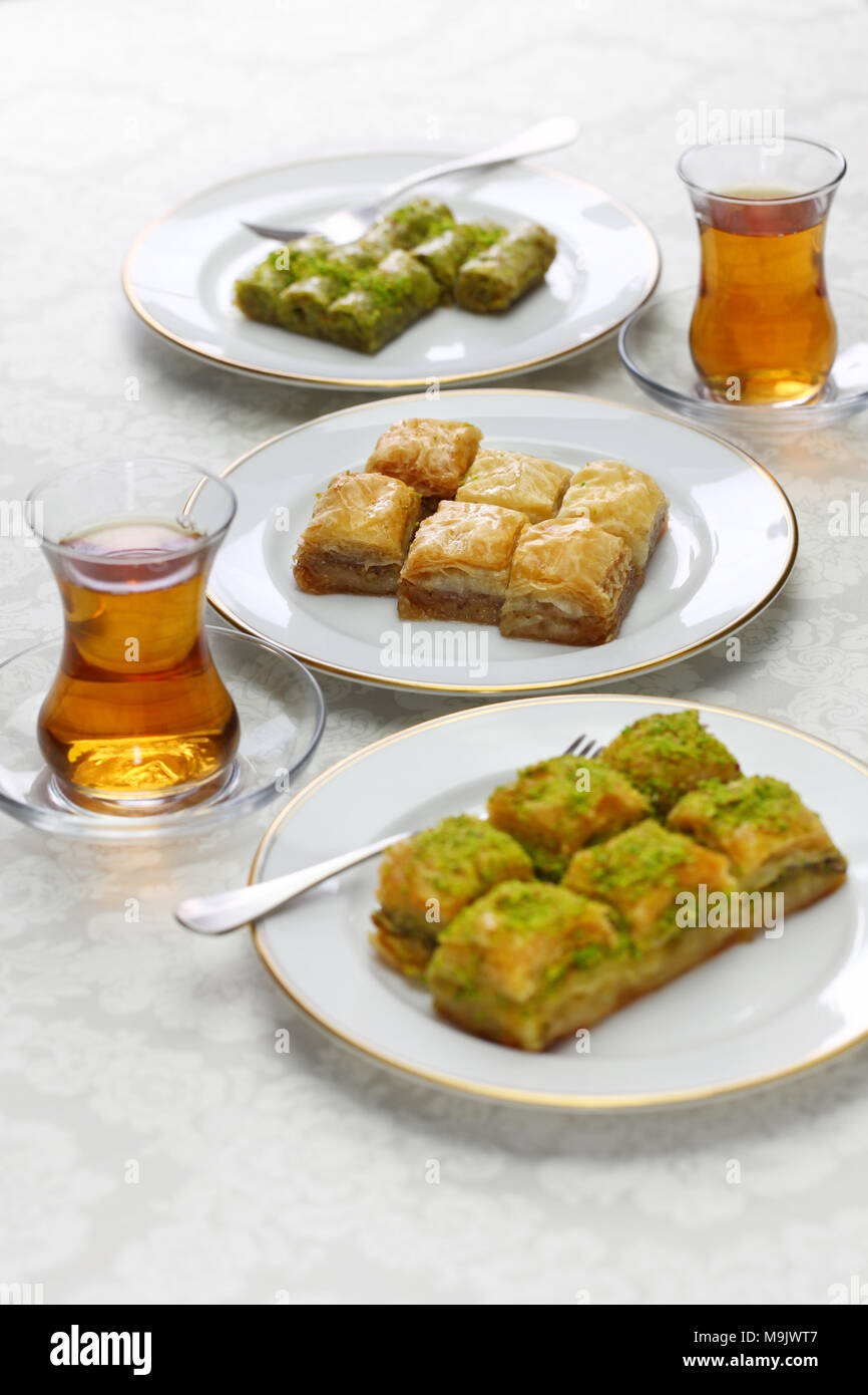 Desserts traditionnels turcs, variations baklava et thé Banque D'Images