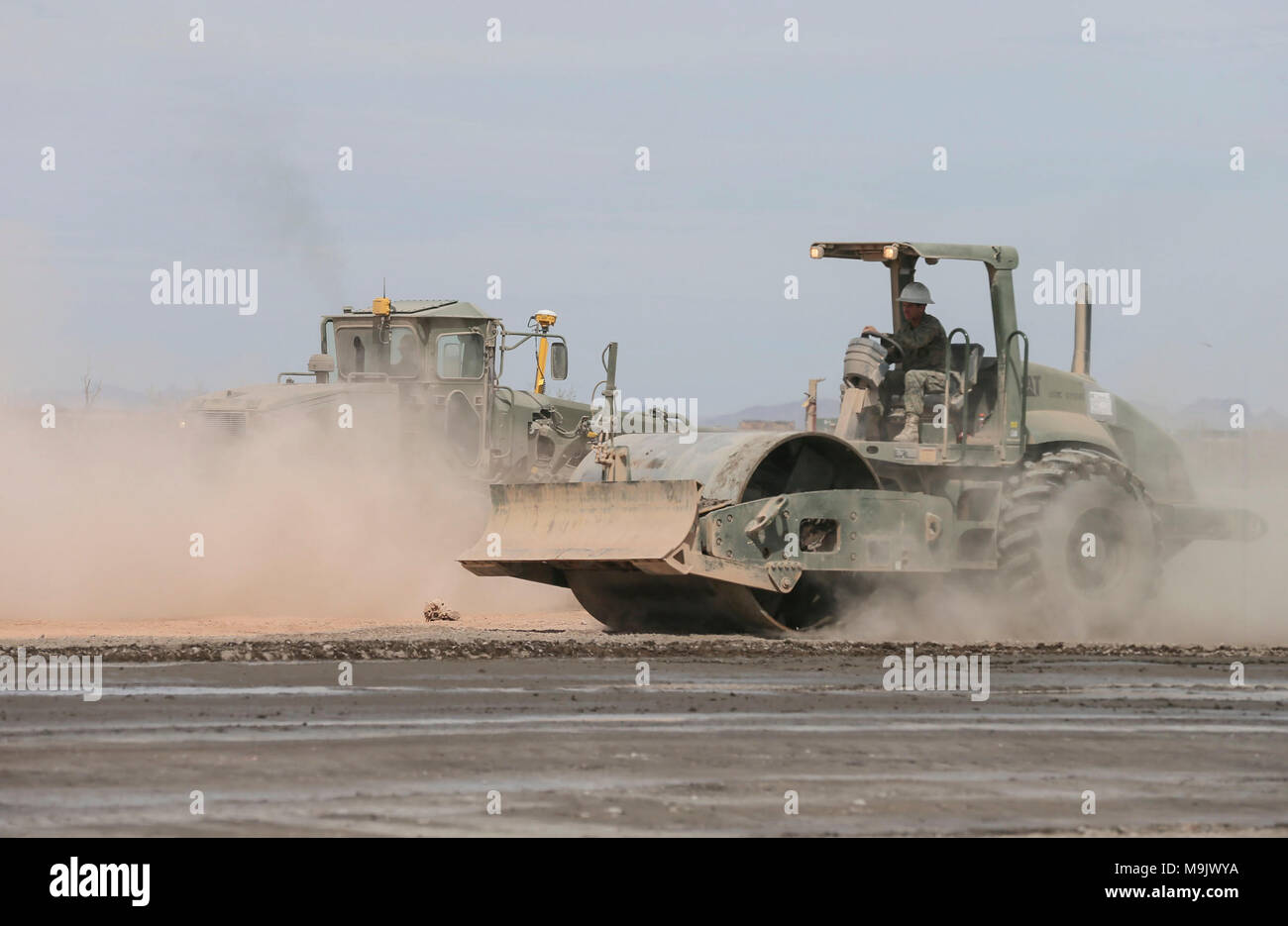 Les Marines américains avec l'Escadron de soutien de l'aile Marine (MWSS) compact 272 Portland Cement au cours d'un exercice d'entretien de l'aérodrome de la Force expéditionnaire du Canada à l'appui d'armes et les tactiques d'instructeur - 2-18 à STOVAL, aérodrome expéditionnaire Dateland, Arizona, le 21 mars. Le WTI est une formation de 7 semaines organisé par Marine Aviation armes et tactiques (escadron de cadets 1 MAWTS), qui met l'intégration opérationnelle des six fonctions de l'aviation du Corps des Marines à l'appui d'une masse d'Air Maritime Task Force et fournit les tactiques avancées la formation et la certification des qualifications des instructeurs à l'unité Banque D'Images