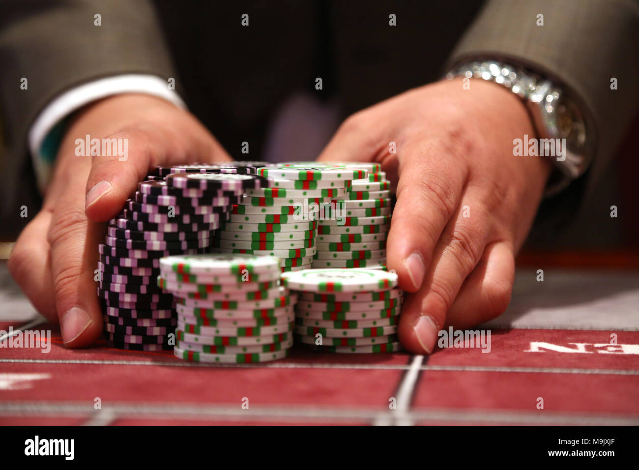 Joueur à table de jeu pusing grande pile de jetons Banque D'Images