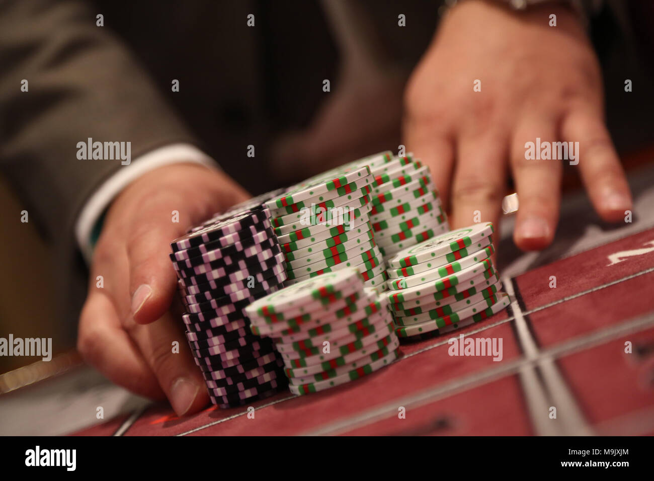 Joueur à table de jeu pusing grande pile de jetons Banque D'Images