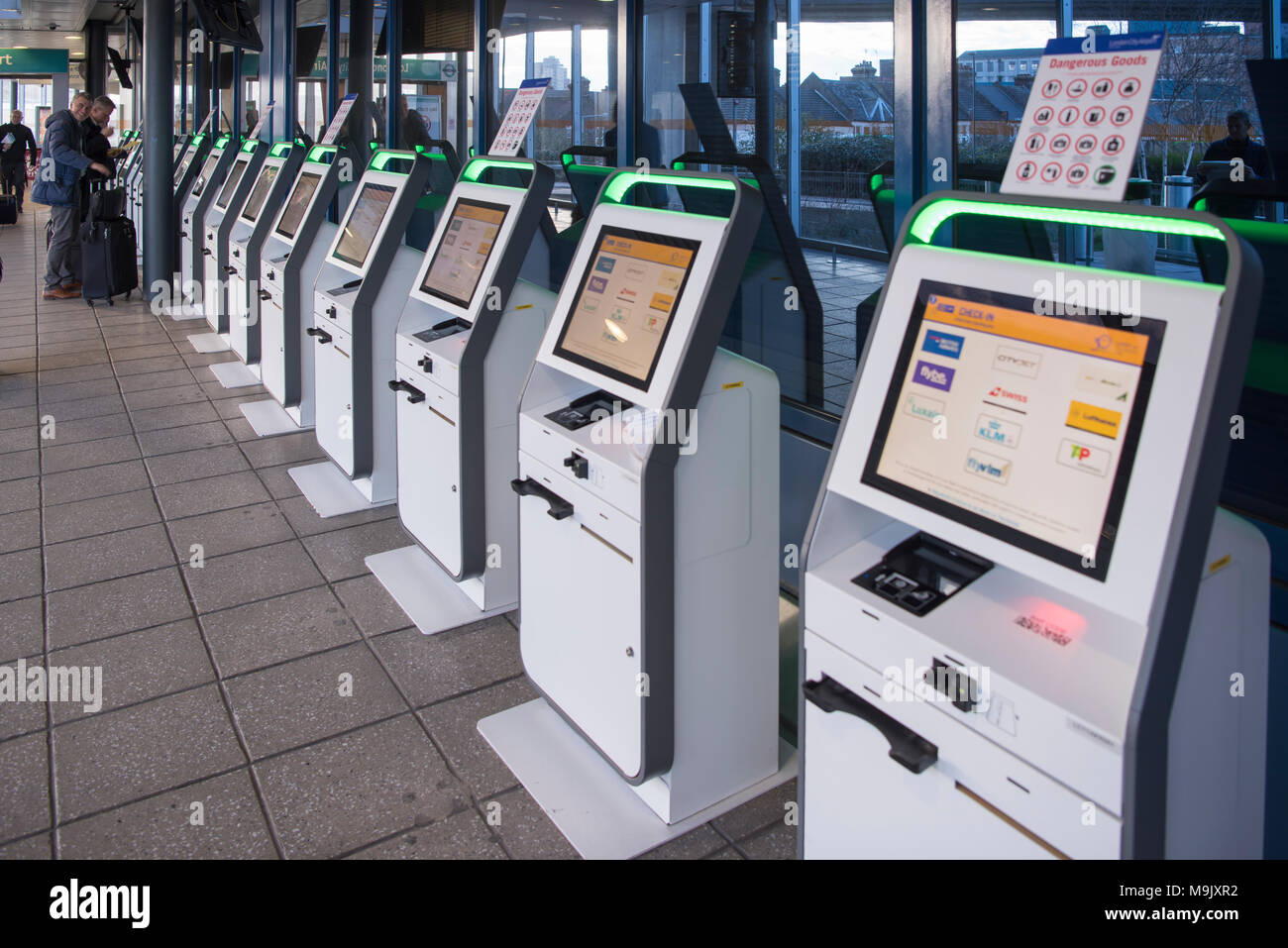 Compagnie aérienne self-service check-in 24 imprimantes de cartes d'embarquement à l'aéroport de Londres, Angleterre, Royaume-Uni Banque D'Images