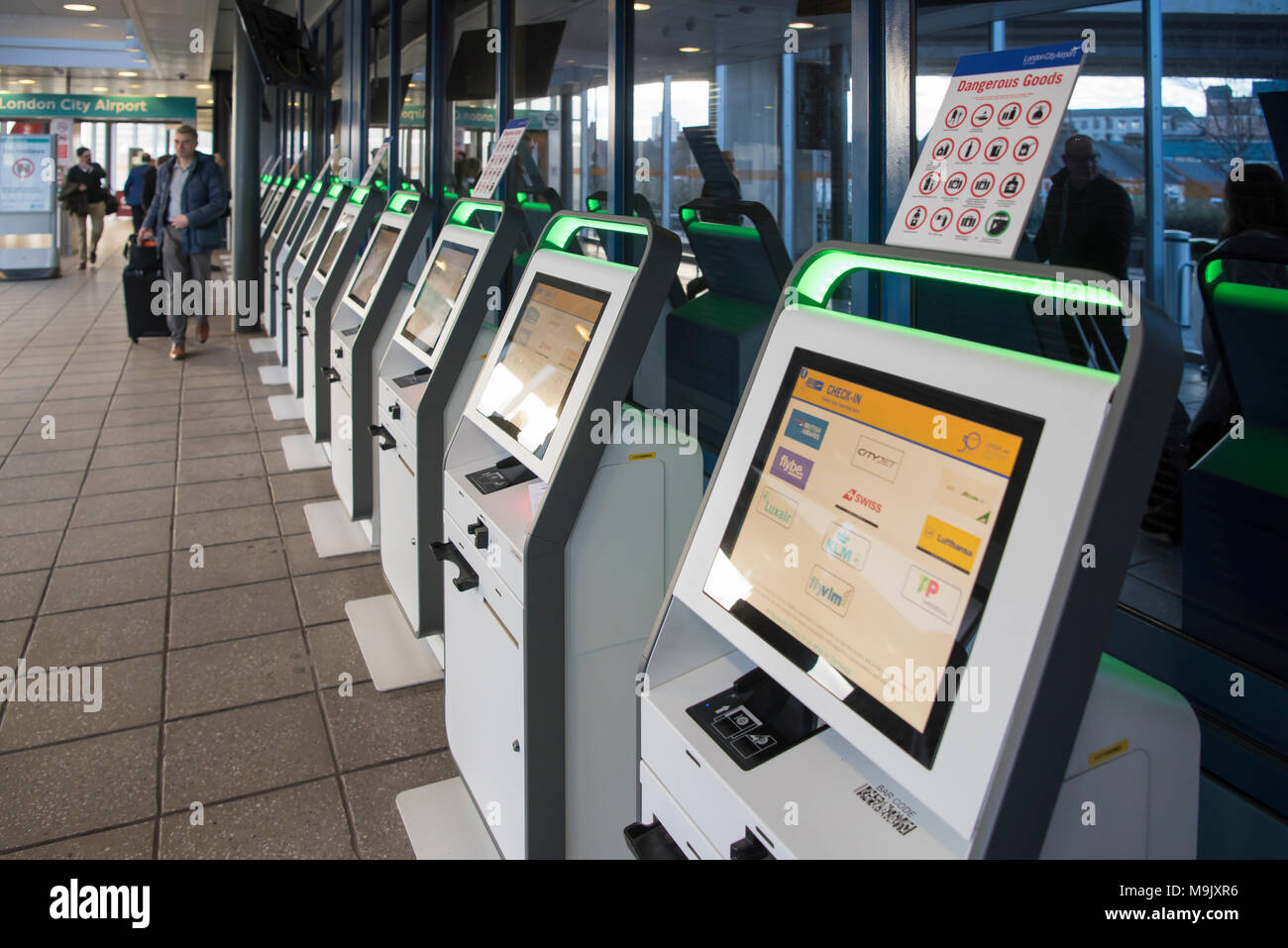 Compagnie aérienne self-service check-in 24 imprimantes de cartes d'embarquement à l'aéroport de Londres, Angleterre, Royaume-Uni Banque D'Images