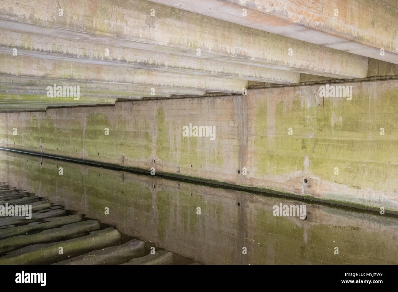 Vue du dessous du pont de l'architecture, Chichester Ship Canal, Chichester, West Sussex, UK Banque D'Images