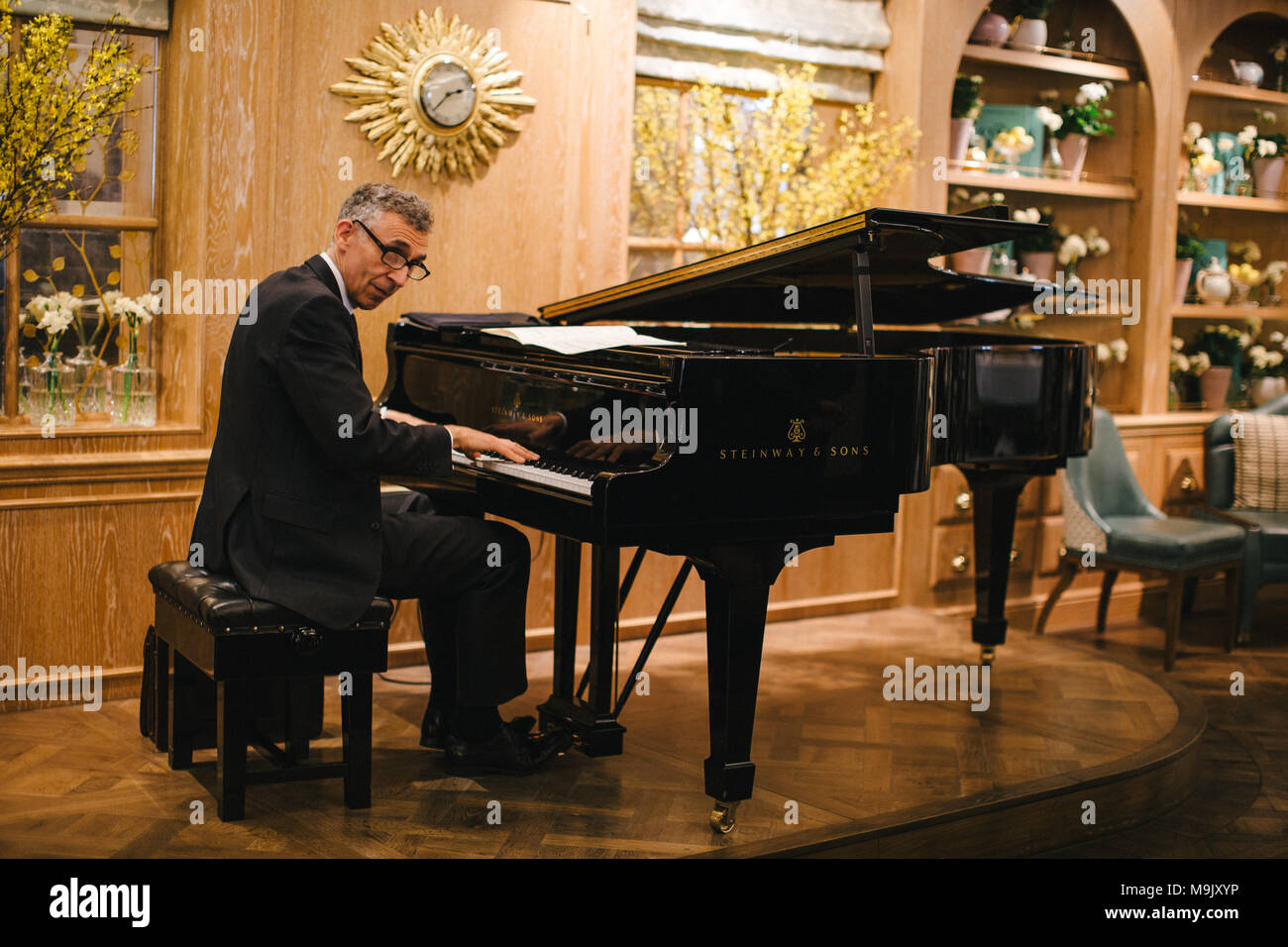 Le Pianiste jouant un beau piano Steinway in London's Fortnum et Mason entrée Salon de Thé Banque D'Images