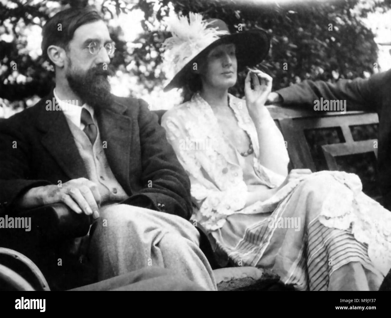 VIRGINIA WOOLF avec Lytton Strachey à Garsington Manor près d'Oxford en 1923 Banque D'Images