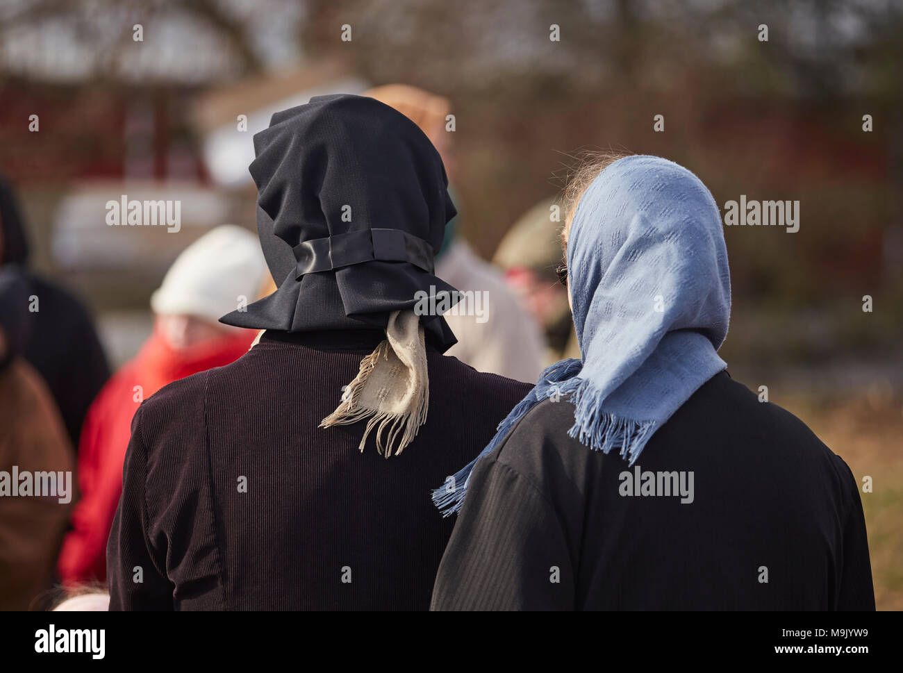 Les femmes Amish lors d'une vente de la boue. Le Comté de Lancaster, Pennsylvanie, USA Banque D'Images