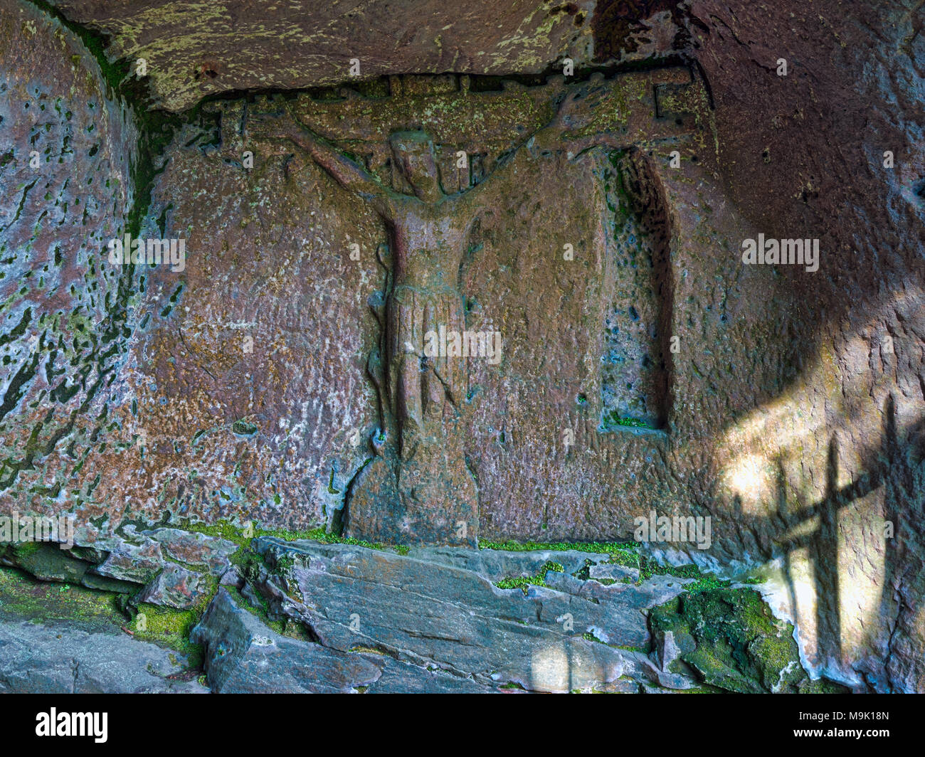 La grotte de l'Ermite du 14ème siècle à la base de Cratcliffe Rocks, près du village d'Elton, Derbyshire, dans un délai de quatre pieds de haut Jésus Christ Sculpté en pierre Banque D'Images
