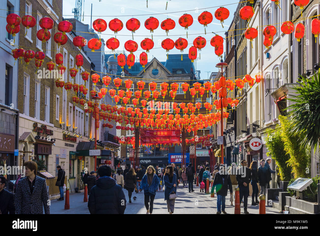Londres, Royaume-Uni - 21 mars : c'est Gerrard Street La rue principale dans le célèbre quartier de Chinatown le 21 mars 2018 à Londres Banque D'Images