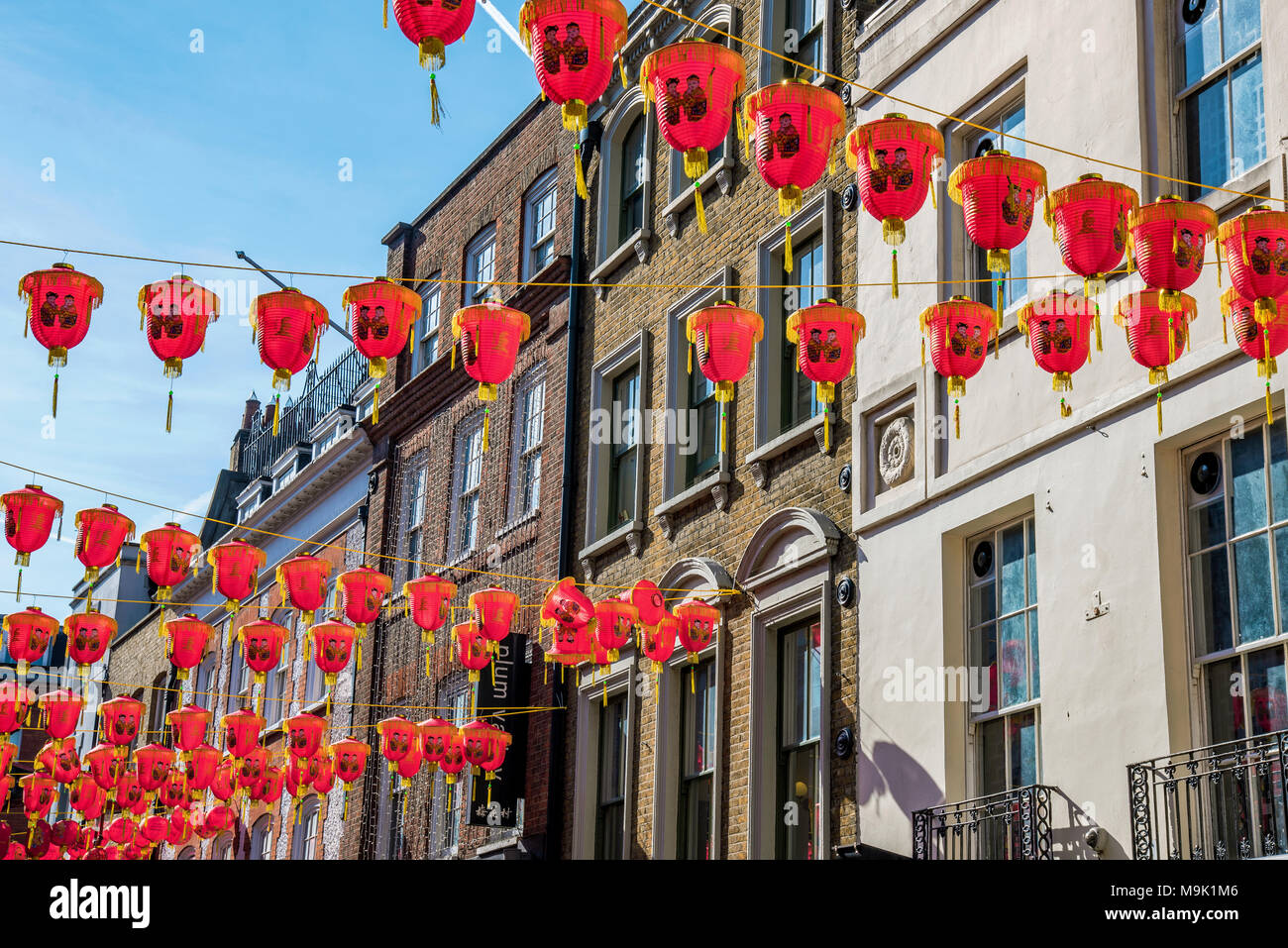 Londres, Royaume-Uni - 21 mars : les décorations du Nouvel An chinois et de l'architecture sur Gerrard Street dans le quartier chinois le 21 mars 2018 à Londres Banque D'Images