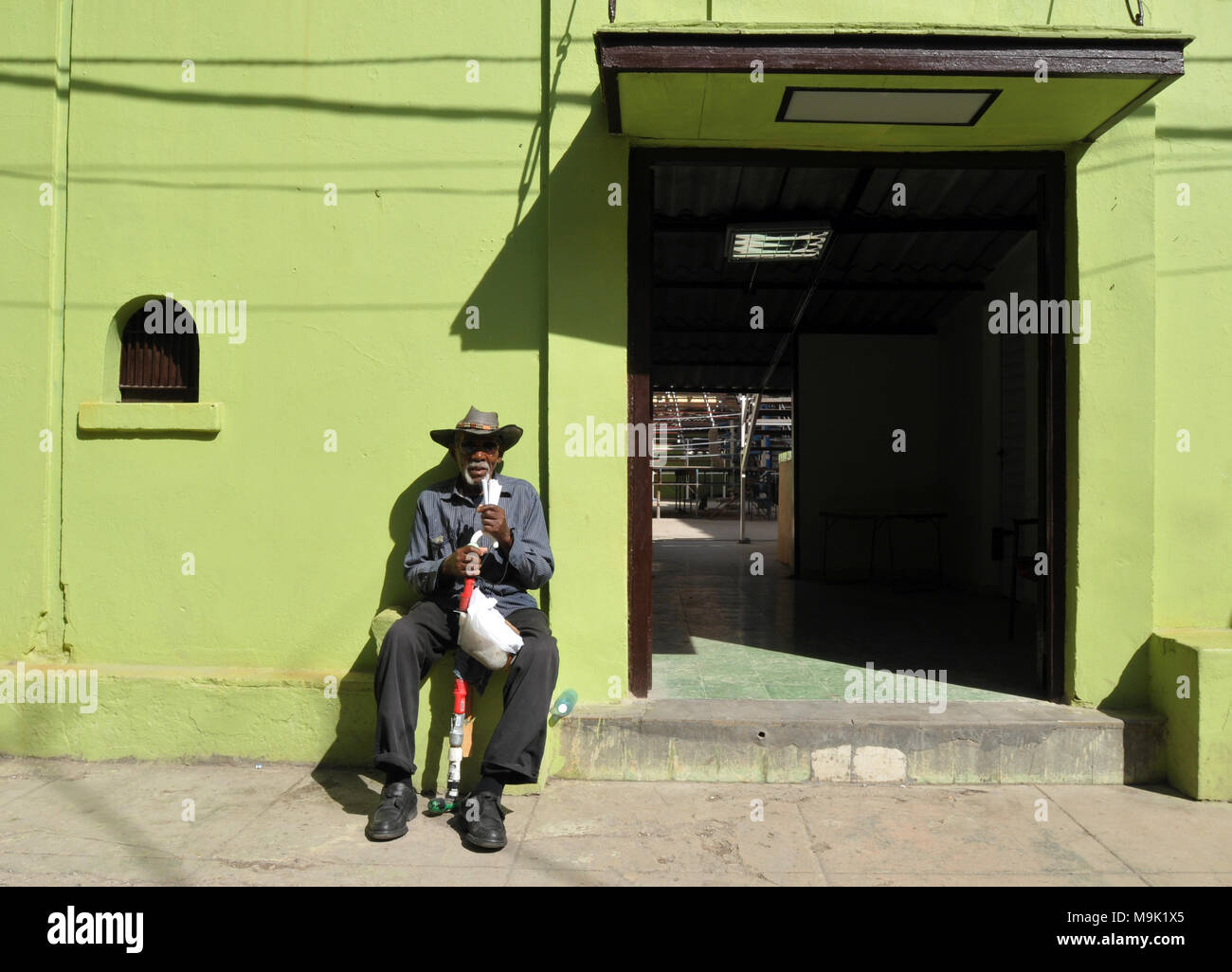 Un homme âgé de la vente d'arachides se trouve en dehors de la célèbre Rafael Trejo boxing gym dans la Vieille Havane, Cuba. Banque D'Images