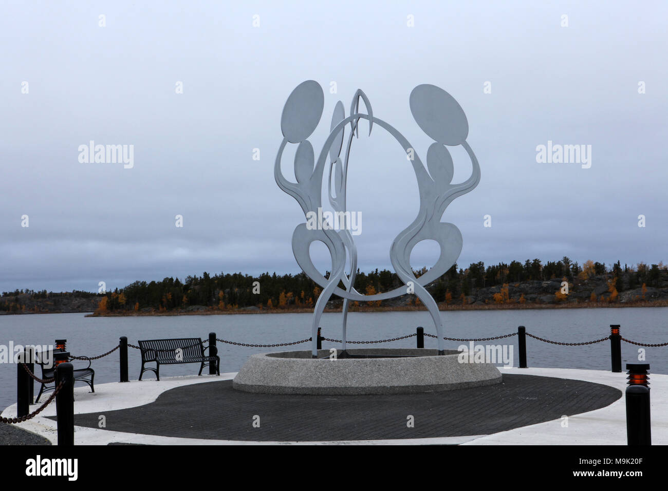 United dans la célébration, la sculpture de François Thibault, mieux connu sous le nom de T-Bo. C'est dépeint trois danseurs rives du lac Frame de Yellowknife . Banque D'Images