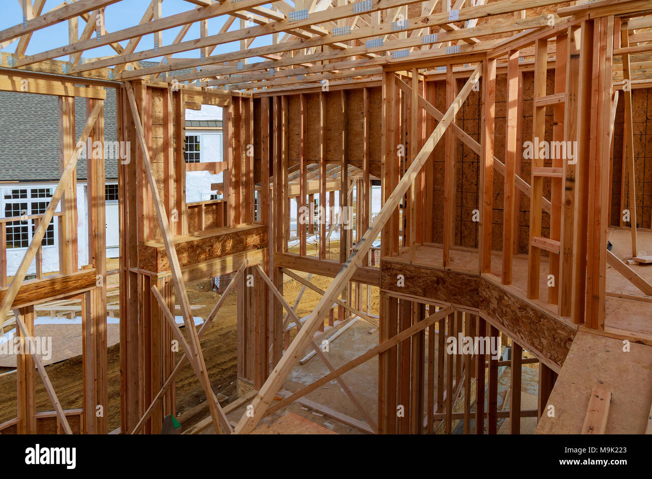 L'intérieur d'une nouvelle maison en construction d'une échelle et d'un et à l'étage. Plan horizontal. Banque D'Images