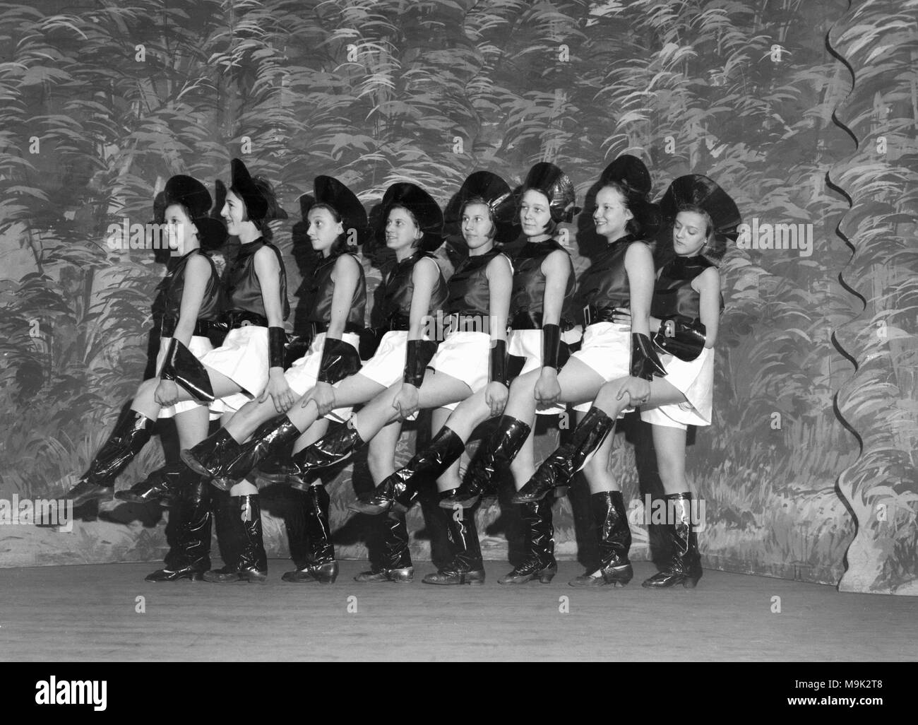 Les jeunes femmes dans une scène Coup de pied leurs talons, ca. 1925. Banque D'Images